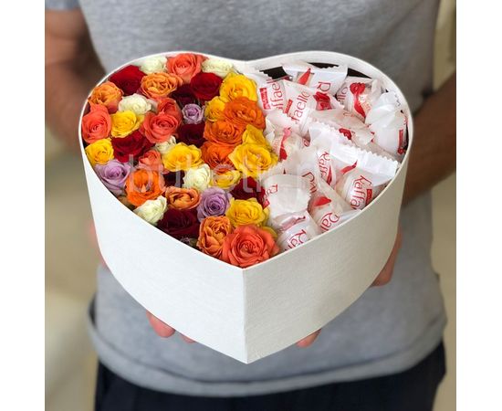 Коробка в форме сердца с кустовыми розами и Raffaello  в ярких цветах